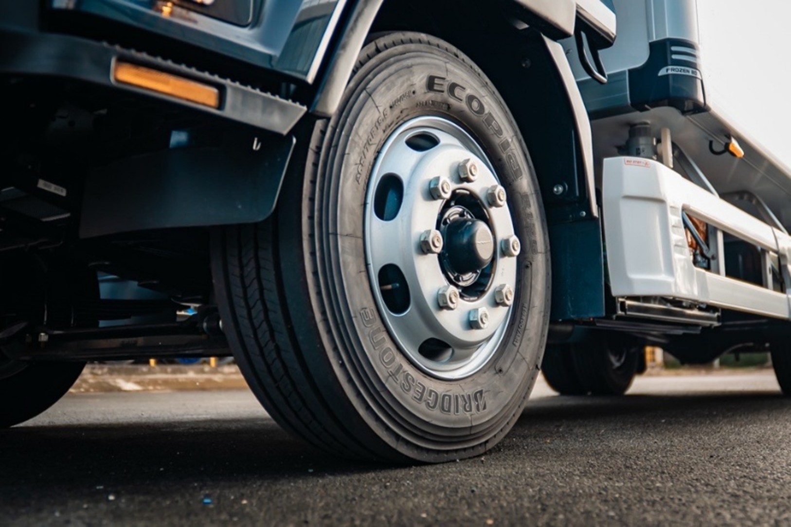 Bridgestone cùng Isuzu thúc đẩy trang bị lốp không săm cho xe tải trung
